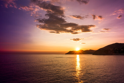 Italien, Ligurien, Cinque Terre, Blick von Manarola nach Portofino bei Sonnenuntergang - PUF00617
