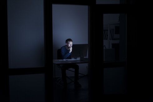 Man working late in office - KNSF01191