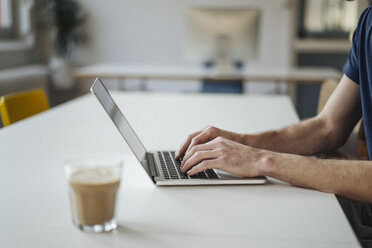 Nahaufnahme eines Mannes, der einen Laptop im Büro benutzt - KNSF01197