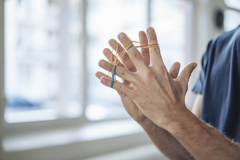 Nahaufnahme eines Mannes mit Gummibändern, lizenzfreies Stockfoto