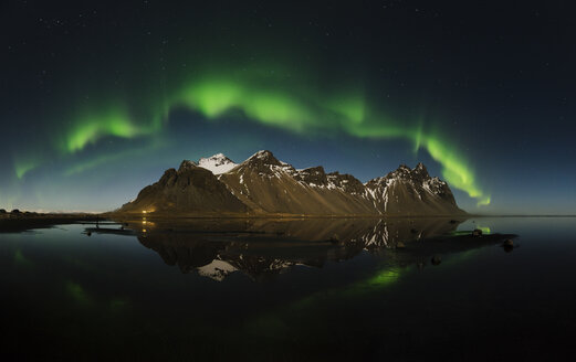 Island, Stokksnes, Nordlichter über dem Vestrahorn-Gebirge - RAEF01789