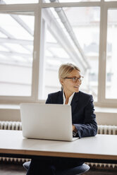 Geschäftsfrau mit Laptop im Büro - JOSF00702