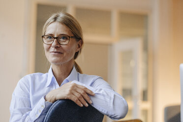 Portrait of confident businesswoman wearing glasses - JOSF00721