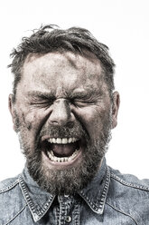 Porträt eines schreienden Mannes mit schmutzigem Gesicht - MAEF12191