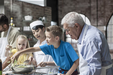 Köchin und Schüler beim Kochen im Kochkurs - ZEF13540