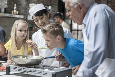 Köchin lässt Kind aus Bratpfanne riechen - ZEF13541