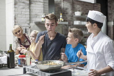 Teenager bei der Verkostung einer Mahlzeit im Kochkurs - ZEF13548