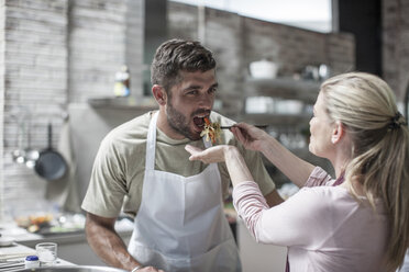 Paar kocht zusammen und probiert Essen in der Küche - ZEF13552