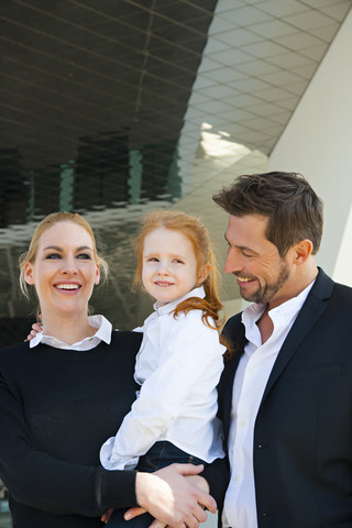 Lächelnder Geschäftsmann und Geschäftsfrau mit Mädchen, lizenzfreies Stockfoto