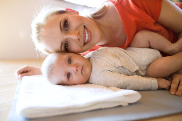 Porträt einer glücklichen Mutter mit Baby zu Hause - HAPF01378