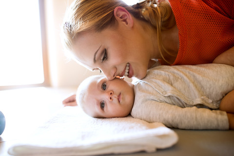 Glückliche Mutter mit Baby zu Hause, lizenzfreies Stockfoto