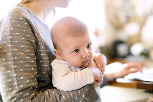 Mutter hält Baby zu Hause - HAPF01390