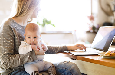 Mutter mit Baby zu Hause am Laptop - HAPF01391