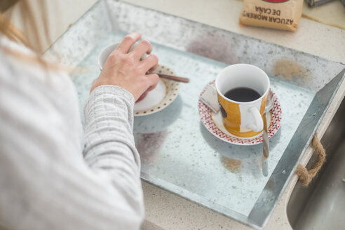 Nahaufnahme einer Frau mit zwei Kaffeetassen auf einem Tablett - SIPF01516