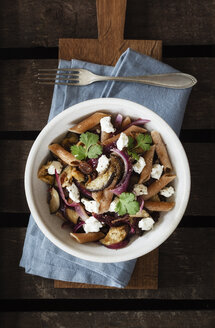 Spelt rigatoni with aubergines, feta and raisins - EVGF03183