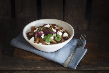 Dinkel-Rigatoni mit Auberginen, Feta und Rosinen - EVGF03184