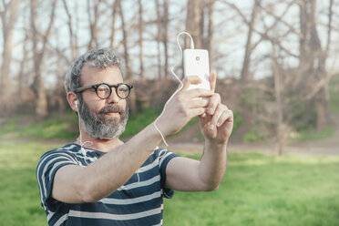 Bärtiger Mann macht Selfie mit Smartphone - RTBF00789