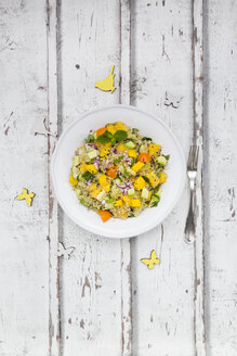 Teller mit Quinoa-Salat mit Mango, Avocado, Tomaten, Gurken, Kräutern und schwarzem Sesam - LVF05989