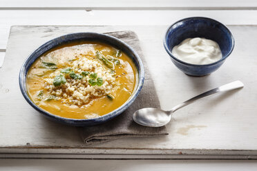 Schüssel Kürbiscremesuppe mit braunem Reis und Spinat - EVGF03196