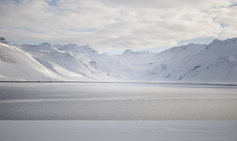 Island, Wasser und schneebedeckte Berge, lizenzfreies Stockfoto