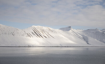 Island, Wasser und schneebedeckte Berge - EPF00428