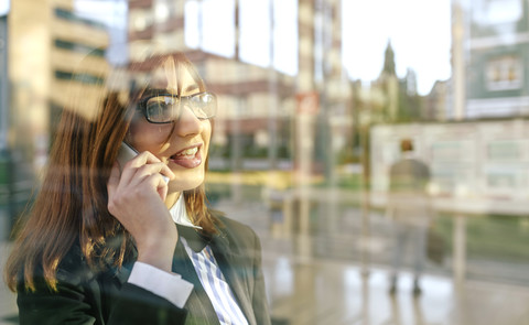 Geschäftsfrau im Gespräch am Telefon, lizenzfreies Stockfoto