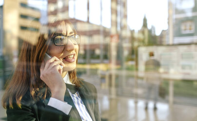 Geschäftsfrau im Gespräch am Telefon - DAPF00612