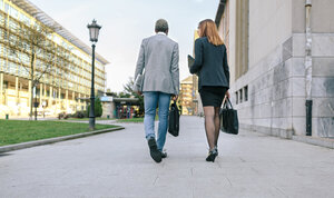 Junger Geschäftsmann und Frau beim Spaziergang in der Stadt - DAPF00614
