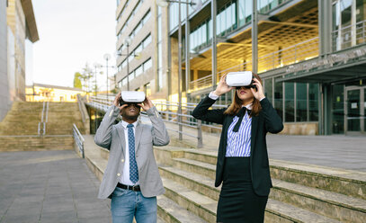 Junger Geschäftsmann und Frau mit VR-Brille - DAPF00638