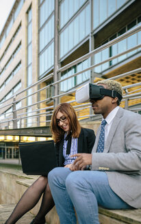 Junger Geschäftsmann und Frau mit VR-Brille - DAPF00639