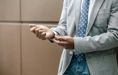 Businessman adjusting cuffs, close up - DAPF00662