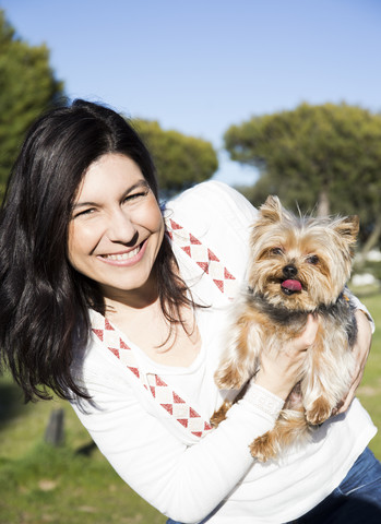 Porträt einer glücklichen jungen Frau mit ihrem Yorkshire Terrier, lizenzfreies Stockfoto