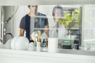 Young couple in modern kitchen - SIPF01540
