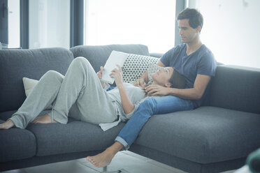 Junges Paar mit Tablet entspannt sich zu Hause - SIPF01547