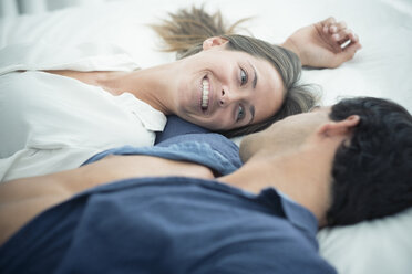 Smiling young couple in love lying down - SIPF01582