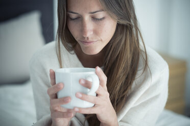 Junge Frau hält eine Tasse Kaffee - SIPF01587