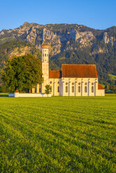 Deutschland, Schwangau, Wallfahrtskirche St. Coloman, Berg Saeuling im Hintergrund - WGF01069