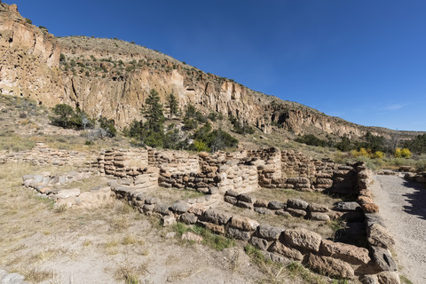 USA, New Mexico, Frijoles Canyon, Bandelier National Monument, Ruinen des Pueblo-Volkes der Vorfahren, Tyuonyi, lizenzfreies Stockfoto