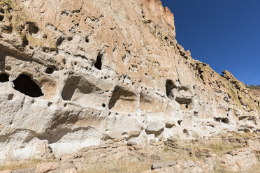 USA, New Mexico, Frijoles Canyon, Bandelier National Monument, Ruins of the Ancestral Pueblo People, Cliff Dwellings, Long Hous - FOF09167