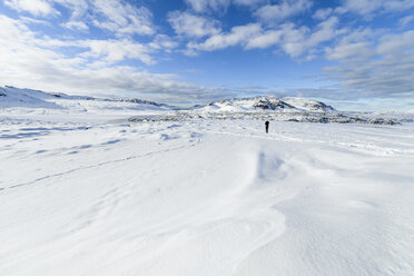 Island, Person in verschneiter Landschaft - RAEF01798