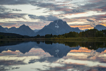 USA, Wyoming, Grand Teton National Park, Sonnenuntergang am Oxbow Bend - EPF00432