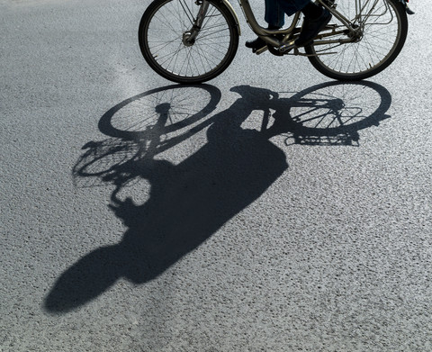 Schatten eines Radfahrers, lizenzfreies Stockfoto