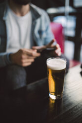 Ein Glas Bier auf einem Tisch in einer Kneipe - RAEF01807