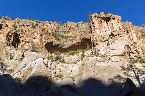 USA, New Mexico, Frijoles Canyon, Bandelier National Monument, Ruins and reconstructed kiva of the Ancestral Pueblo People, ladder towards Alcove House - FOF09169