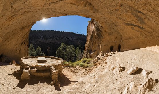USA, New Mexico, Frijoles Canyon, Bandelier National Monument, Ruins and reconstructed kiva of the Ancestral Pueblo People, Alcove House - FOF09170