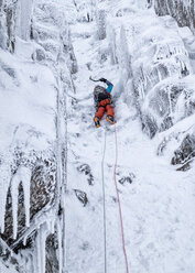 Schottland, Anoach Mor, Mann beim Eisklettern im Winter - ALRF00895