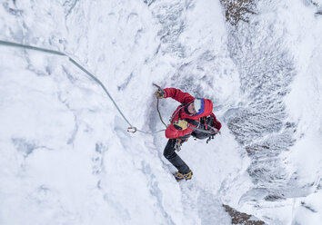Scotland, Anoach Mor, Man ice climbing in winter - ALRF00896