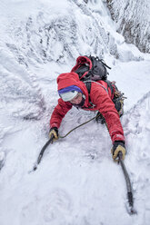 Schottland, Anoach Mor, Mann beim Eisklettern im Winter - ALRF00898