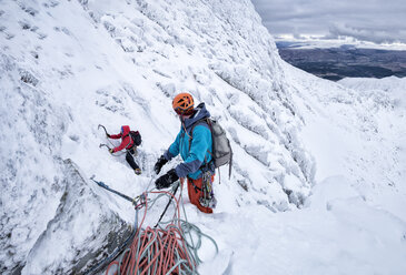 Schottland, Anoach Mor, Mann beim Eisklettern im Winter - ALRF00900