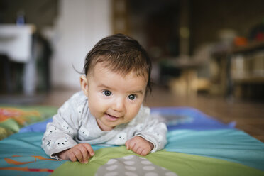 Baby Mädchen krabbelt auf Decke zu Hause - GEMF01568